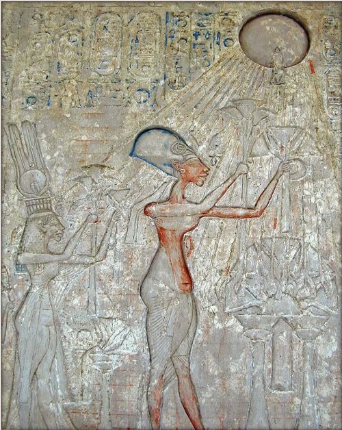 egypt-ancient-and-modern:Akhenaten and Nefertiti worshipping the Aten