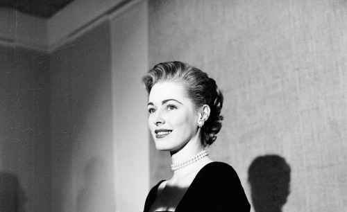 the-marriage-of-heaven-and-hell:Eleanor Parker attends the Oscar Nominations in Los Angeles, 1956