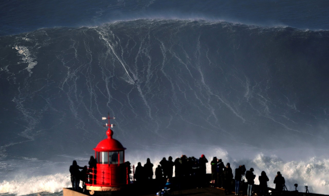 SURF IMPRESIONANTE. Praia do Norte en Nazare, Portugal, es un pequeño pueblito de pescadores entre Oporto y Lisboa, donde en esta época del año despierta en olas monstruosas que hacen las delicias de los surfistas extremos. (REUTERS, AP)
MIRÁ TODA LA...