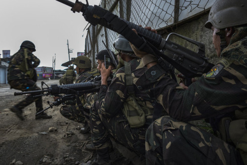 militaryarmament:Philippine Soldiers and Marines clearing the streets of Marawi city of ISIS-linked 