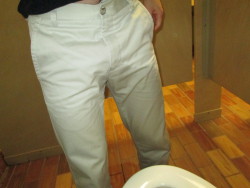 theguysearcher:  wetting pants in college