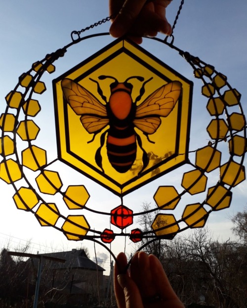 hyvetyrant:sosuperawesome: Glassbee on Etsy The queen bee stained glass…. I might NEED that.