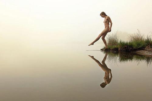 decent-nude-persons:  annantan:  L'audace   La joie. Nude art reflection