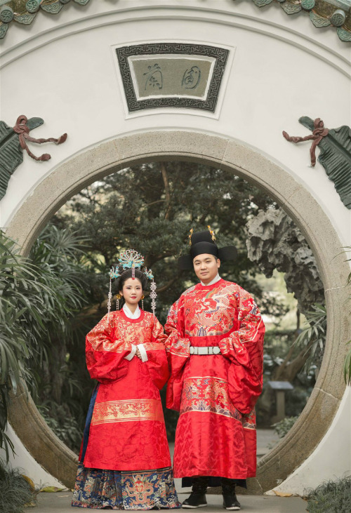 changan-moon:Traditional Chinese hanfu in Ming dynasty style | Wedding dress. Photo by 霜序映画.