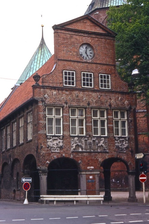 Ziegelstein in einem mittelalterlichen Artgebäude mit einer Uhr, Lüebck, Deutschland, 1972.I know no