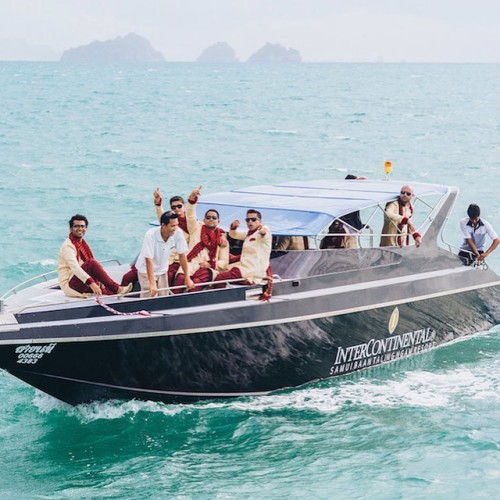 The groom and groomsmen arriving for the groom&rsquo;s baraat by speedboat. Lads! Link in profile //