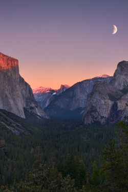 sundxwn:Yosemite’s last light by Andrew