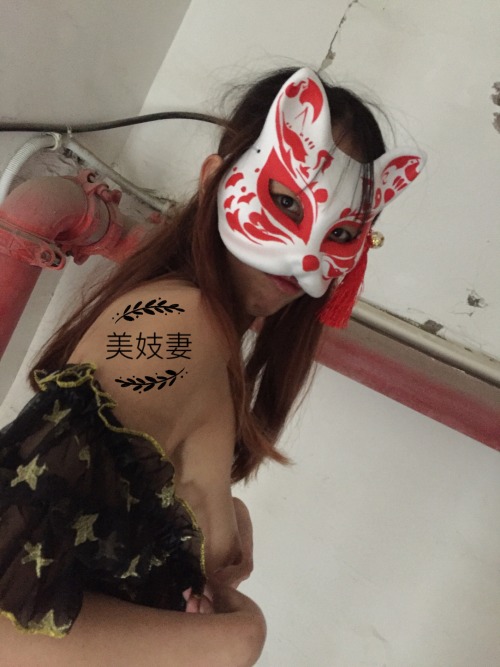 realdjdjdj: qiqimeijiqi: qiqimeijiqi:喜欢琪琪的美臀嘛？真想被插入呢！ 求转发、求关注！ 真想叫上朋友一起轮奸你