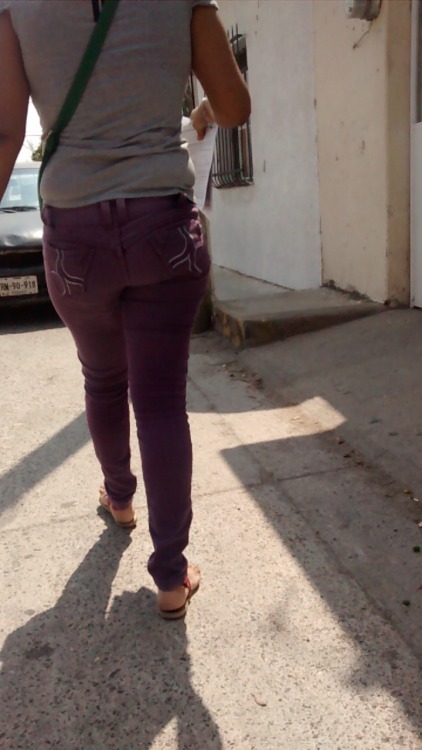 girlsintightjeans: La misma hermosa chica en jeans morado