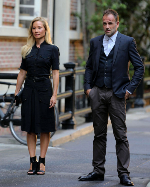 elementarystan: 7x02 Jonny Lee Miller &amp; Lucy Liu filming Elementary in NYC (July 25)