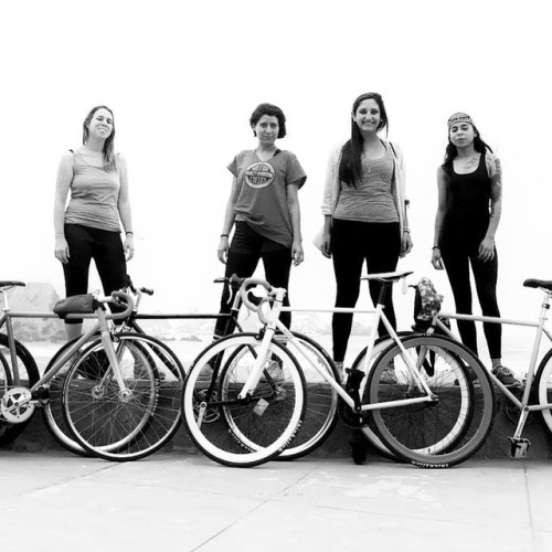 fixiegirls: @lovlovarbulov #limafixedmafia #fixedgear #fixiegirl  www.instagram.com/p/BngzJD