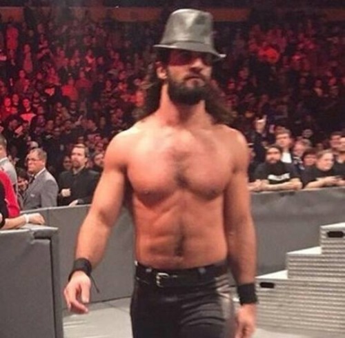 srcurbstompedmyheart: lilyartwrestling:  deanandseths:  twistedrollins: Seth stays swipin’ peoples stuff 😂   My question is…how did he get Alexa’s glove? x’DDDDD 