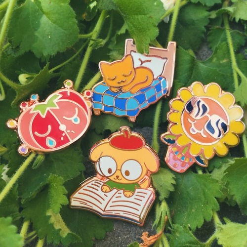 HEYYY! My enamel pins have arrived! The shop link will be up tomorrow: 9/29/19 !!! clockwise from th