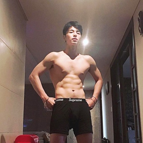 gaykoreana: 와…구준회 ㅈ털이랑 윤곽봐..몸도 좋고 튼실하네.