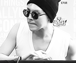 jiyoong-blog:  Jiyong being cute at KCON 