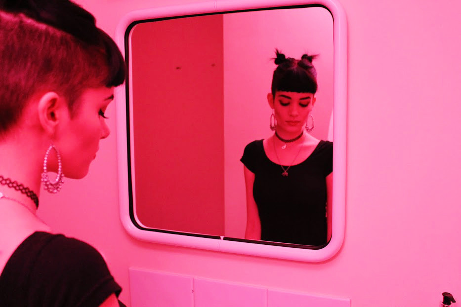harlequ1nn:  liqxr:  ~reflections in a grungy bathroom~ photo credit to harlequ1nn(didn’t