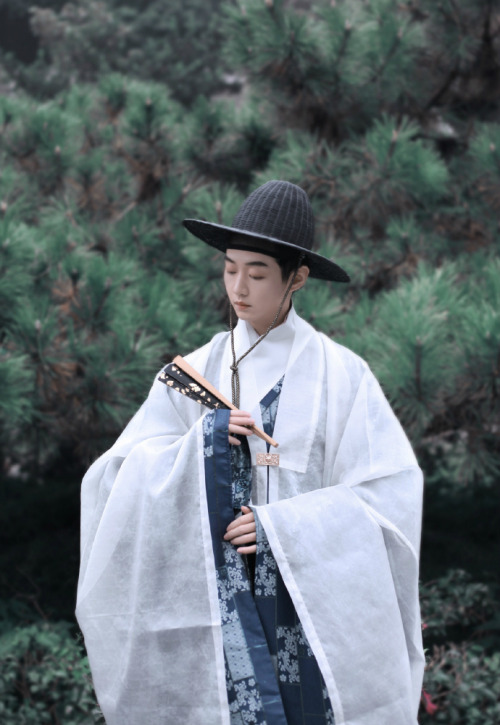 chinese hanfu for men in historically accurate style of ming dynasty by 古今制衣工作室