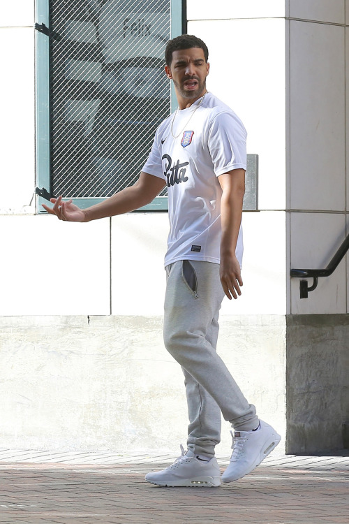 celebritiesofcolor:Drake leaving Nike Town