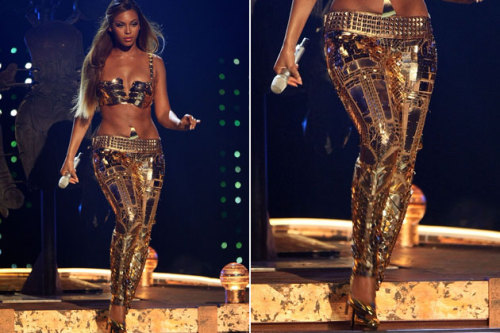 prayforprada:  Beyoncé wearing the #ICONIC 贄K Balenciaga by Nicolas Ghesquire leggings 