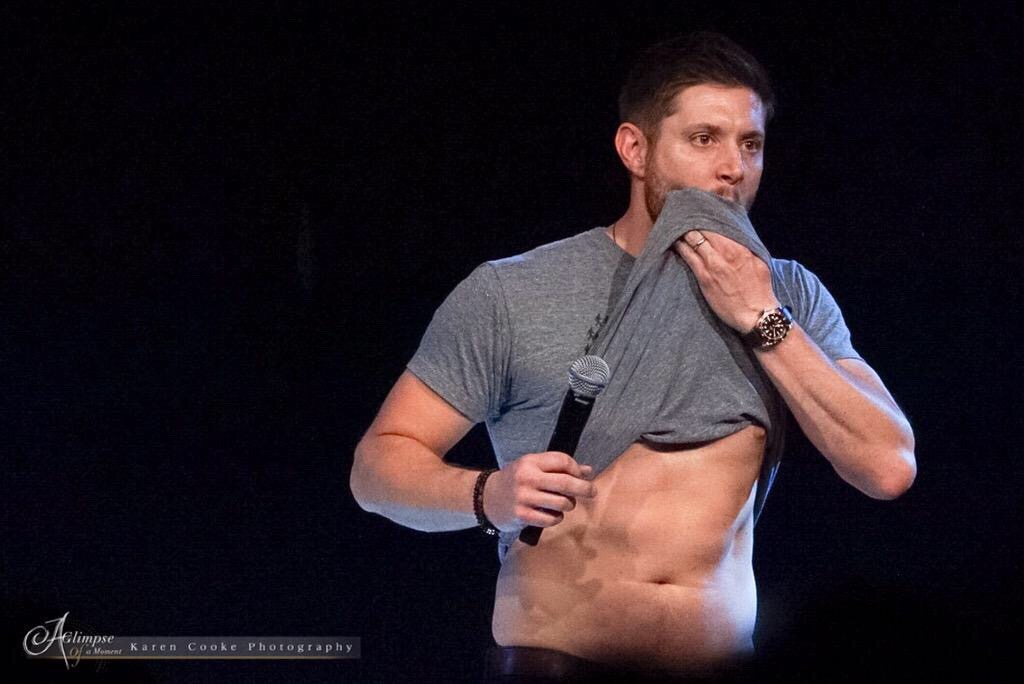 heartdoc112:  JENSEN WIPES HIS MOUTH WITH HIS SHIRT AND THEN REALIZES HE JUST FLASHED