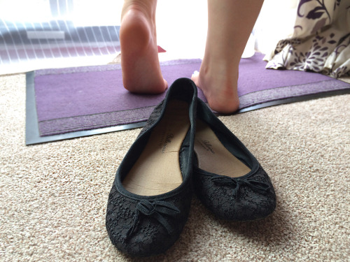 miss-aphrodite-feet: Worn Flats; a token of desire <3Interested in my flats? Want to smell them i