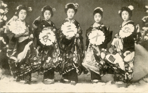 thekimonogallery:  Five Osaka Maiko 1910. Five maiko (apprentice geisha) from Osaka wearing kuromont