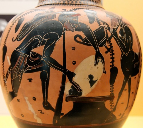 lionofchaeronea:Heracles and the centaur Pholos.  Attic black-figure oinochoe, artist unknown; ca. 5