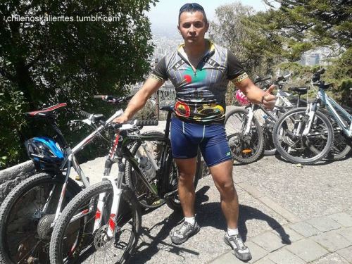 chilenoskalientes:  Carlos, 31 años. Militar morenazo de rica verga. Q rico como se le marca el paquete al wn!