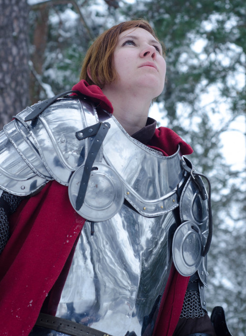 waffies-n-toast:  vidrig:  My friend davio3d was kind enough to lend me his suit of armor, and into the forest we went!  oh please PLEASE tell me you’ve read books by Tamora Pierce? Because if not, you just accidentally roleplayed Allana the Lioness