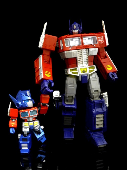 aeonmagnus:  Transformers Masterpiece MP-10 Convoy and ES Gōkin Convoy. 