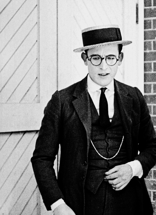 littlehorrorshop:Harold Lloyd in Safety Last! (1923)