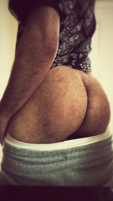 dlmixedbtm:  Nice hairy ass!!!