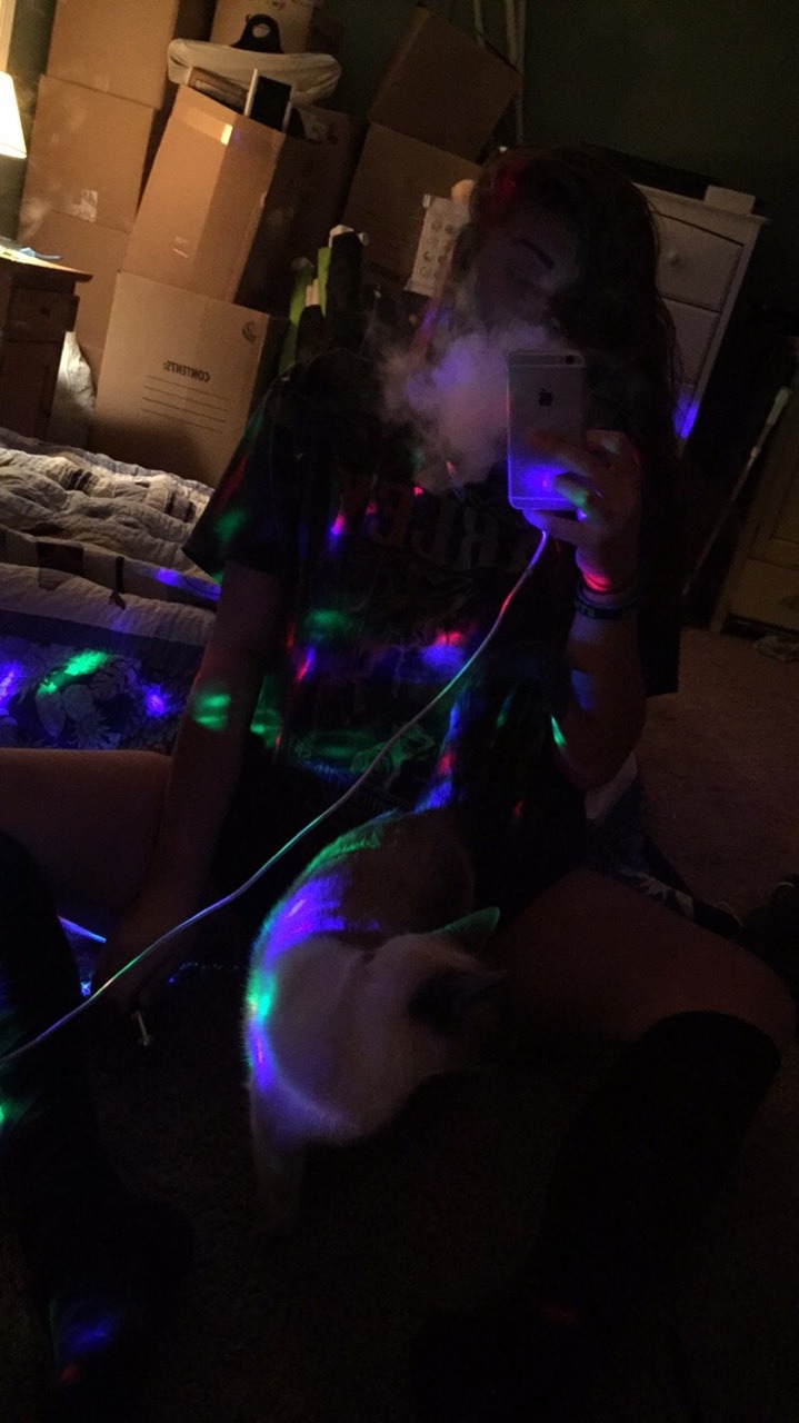smokemeowttt:  Kitty kitty.