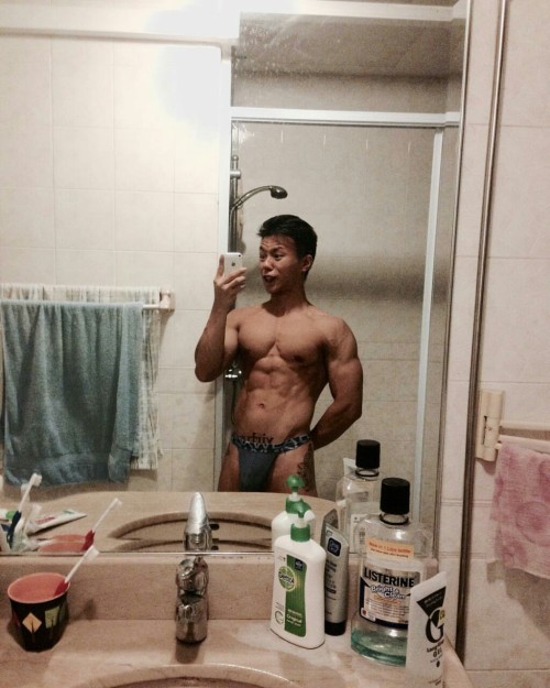 omgsgboytoy:  sgeyecandies:  Hottie from NUS  Omfg who is he?????