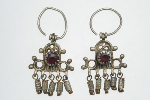parantajanpolku:Karelian earrings.Traditional materials include metals, fish and deer bones, river p