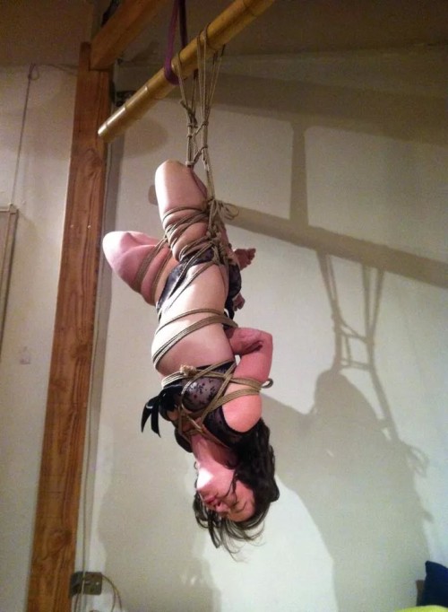 misungui:  Atelier dessin shibari à la place des cordes! Rigger: Amaury Grisel Drawer: Pierre Estable Model: Misungui