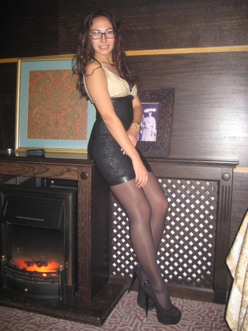 hotdressedwomen:  Found while surfing the net…