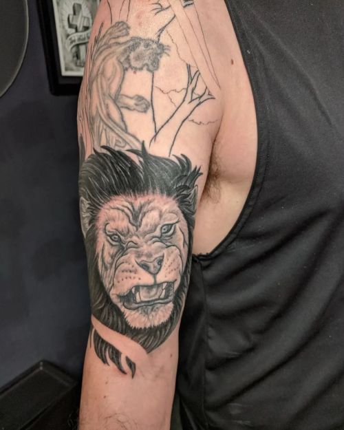 Worked on this lion partial-coverup/ work-it-in piece! One or two more solid sessions to go#toront