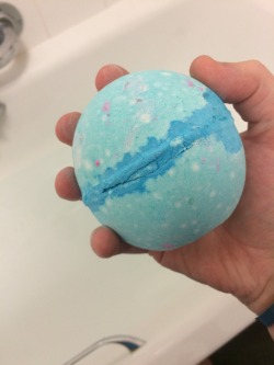 Angelic-Sicko:  Frozen Bath Bomb From Lush❄️⭐️