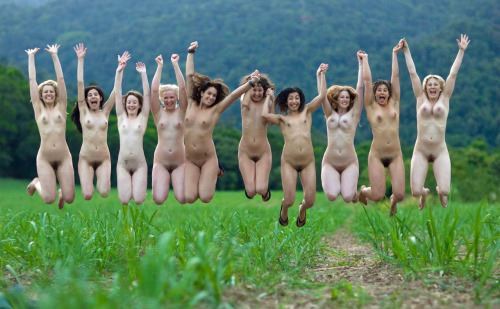 publicsexadventursblg:Real Hot Amateurs …Want to see more groups of naked girls? Go to groupo