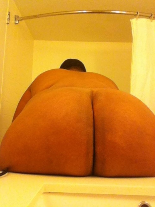 behemothbutts:  Huge hotel ass. Need some room service?
