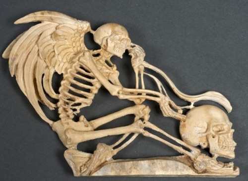 themacabrenbold: MEMENTO MORI, “l'ange de la mort” en os sculpté ajouré.