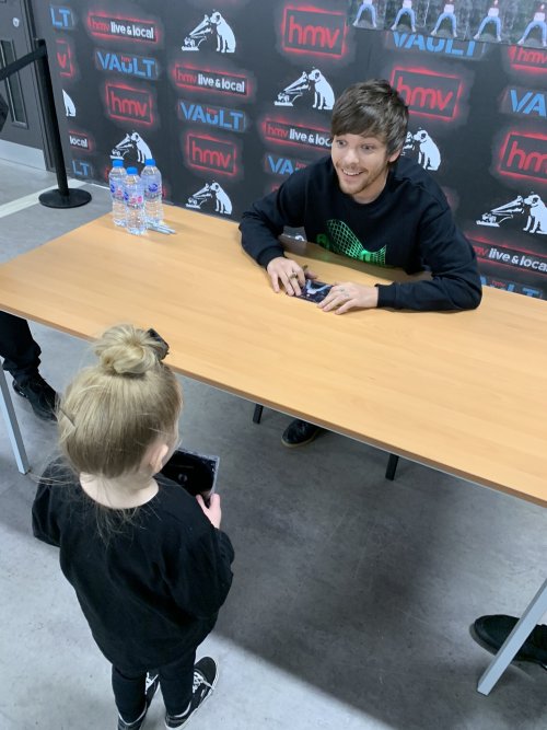 dailytomlinson:Louis and a tiny fan today! - 06.02.