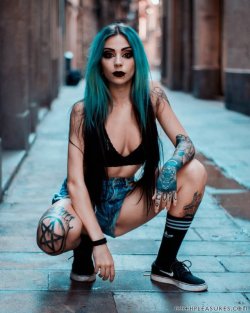 pretty-alt-girls:  More tattoos and makeup