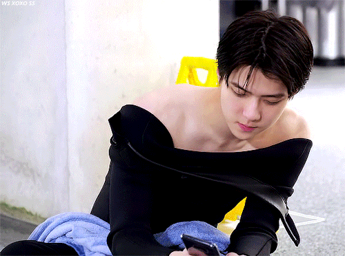 whenxoxosmilesunshines:[busted season three] broad shoulders, defined collarbones