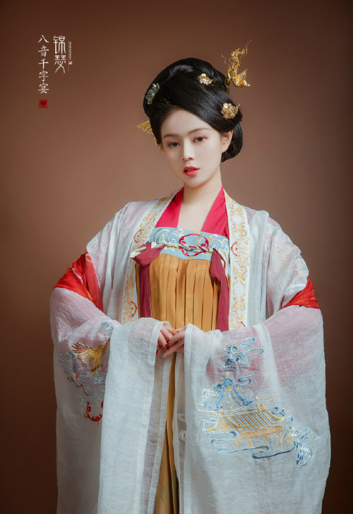 Traditional Chinese hanfu by 锦瑟衣庄