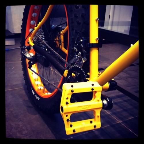 bikecafeshop: #surly #pugsley e pedali #ht #nano P, quando il colore è quasi tutto!!! #bikecafeshop 