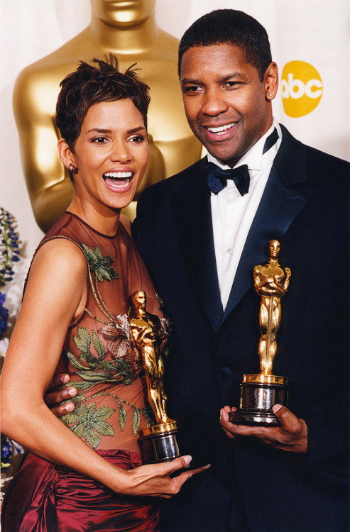 Halle Berry and Denzel Washington pose with their awards for Best Actress in a Leading Role and Best