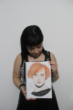istillloveparamore:  babyimstillintoyou:  soothesmymind:  A few people tried to tell me that I didn’t draw this so here is a photo of me actually holding it.  Hayley Williams drawn by me.  Buy this print hereCheck out more of my art here    ridiculous!