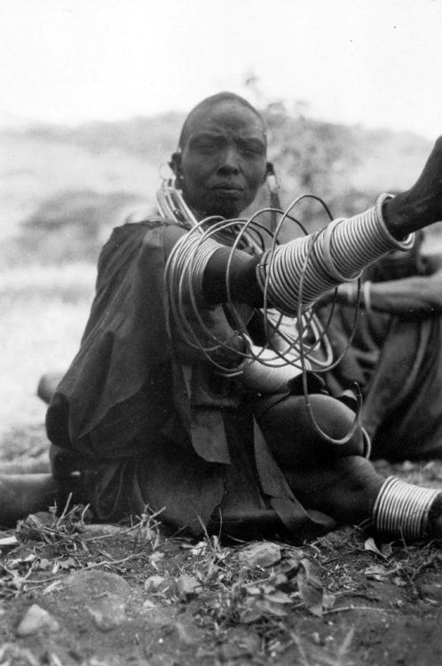 offendedpaws: 1. Maasai woman from Meru, Tanzania, ca.1900-1904.  2. Maasai woman with her arm adorn